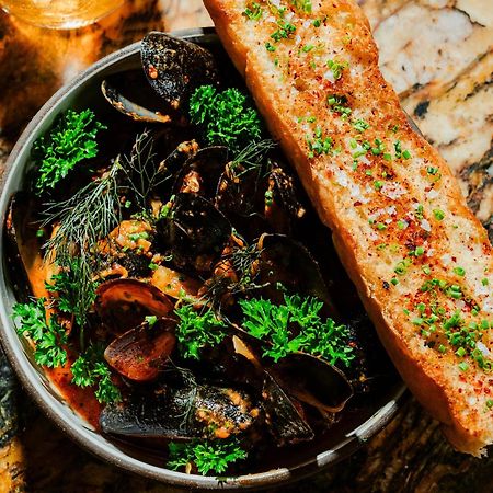 Vignette Collection Yours Truly Dc By Ihg Washington Exteriér fotografie A bowl of mussels with a slice of garlic bread