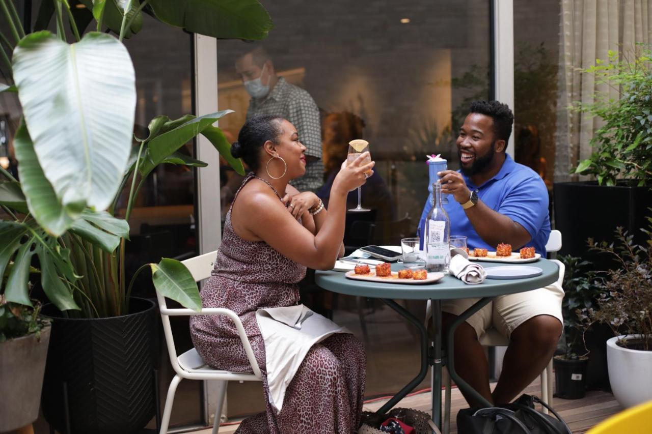 Vignette Collection Yours Truly Dc By Ihg Washington Exteriér fotografie A couple eating at a restaurant