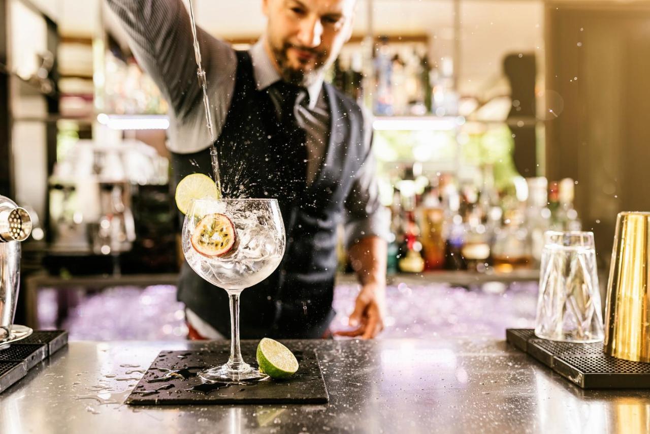 Vignette Collection Yours Truly Dc By Ihg Washington Exteriér fotografie A bartender preparing a cocktail
