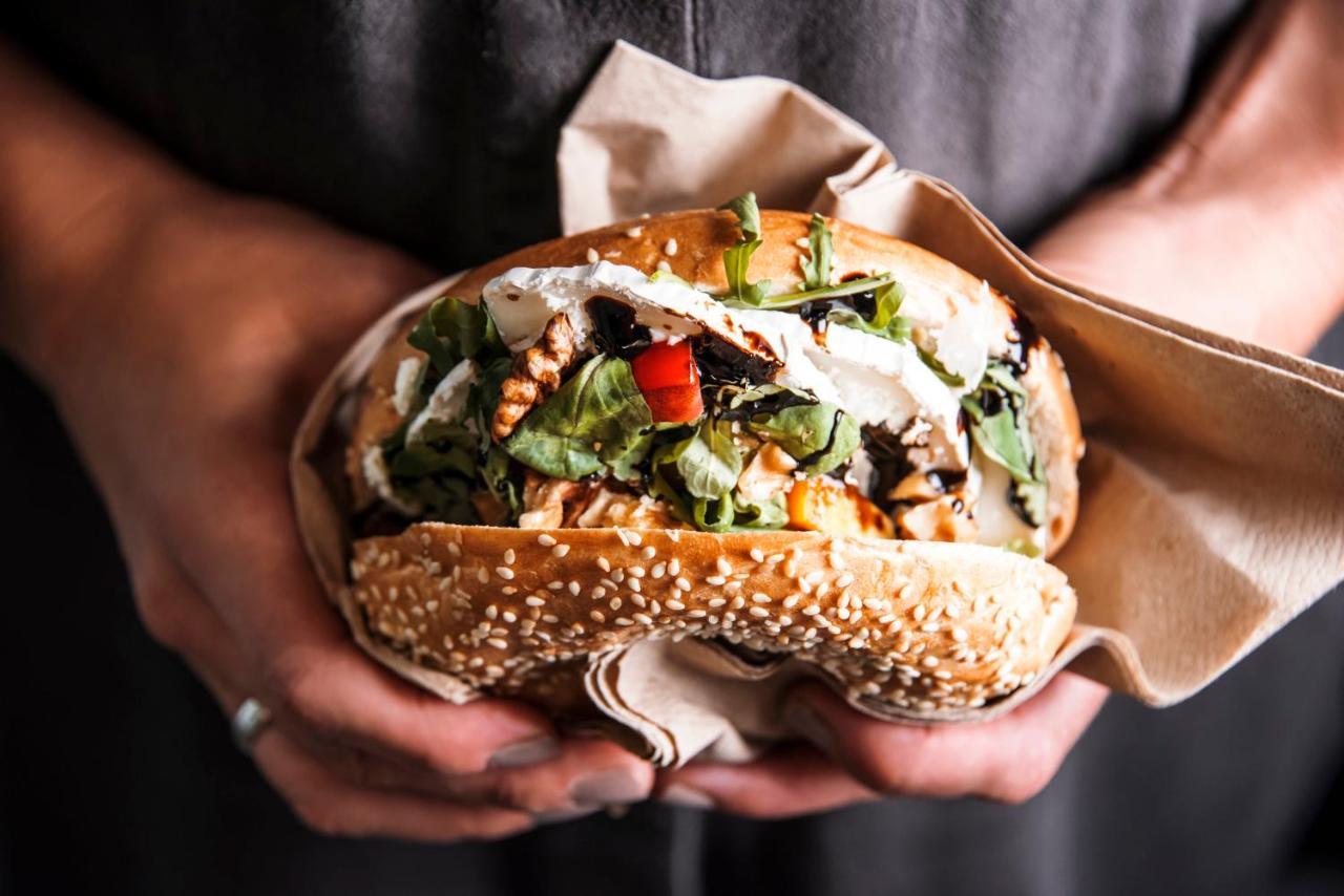 Vignette Collection Yours Truly Dc By Ihg Washington Exteriér fotografie A falafel sandwich