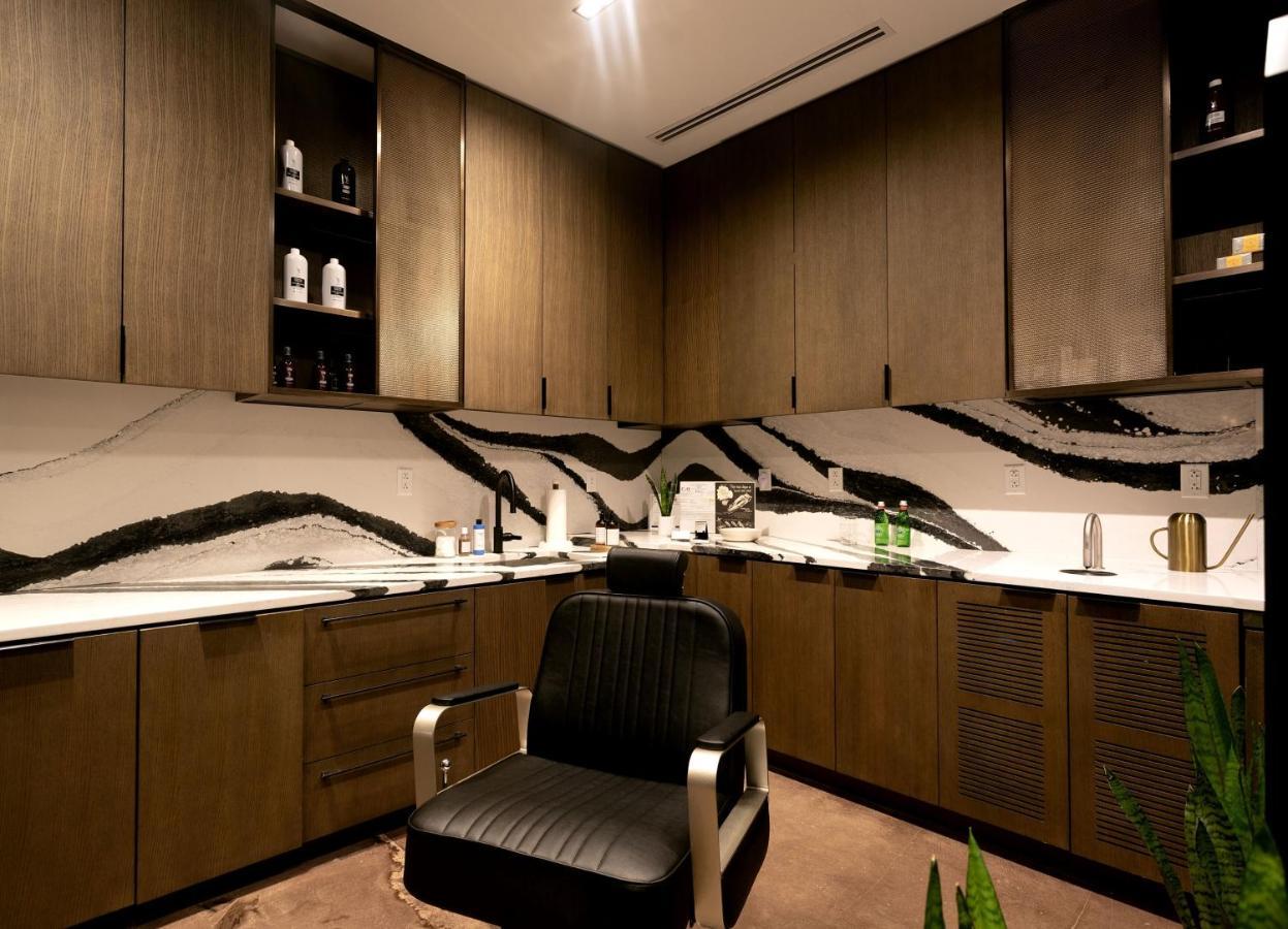 Vignette Collection Yours Truly Dc By Ihg Washington Exteriér fotografie The interior of a barbershop in Dubai, United Arab Emirates