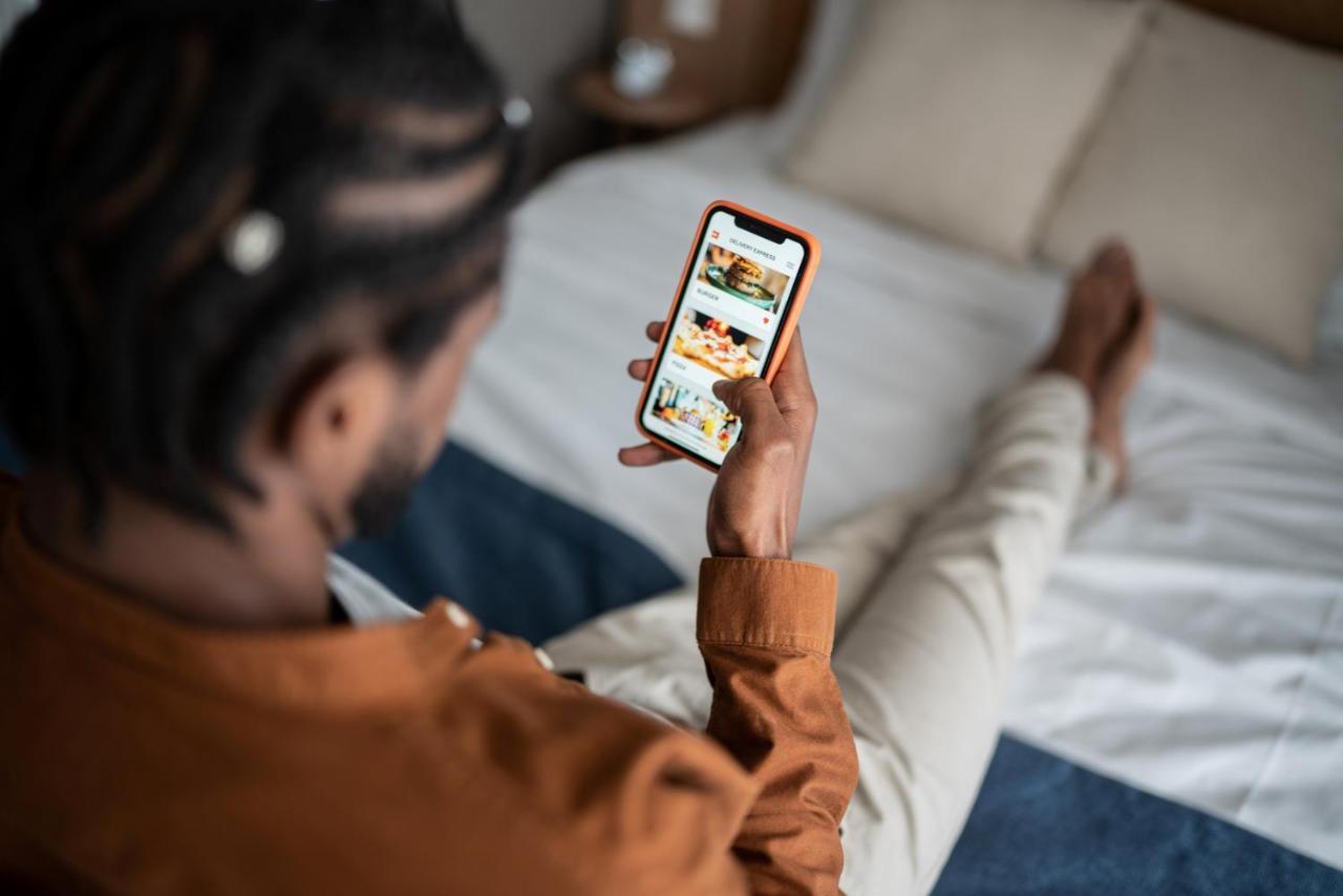 Vignette Collection Yours Truly Dc By Ihg Washington Exteriér fotografie A person using the Uber Eats app