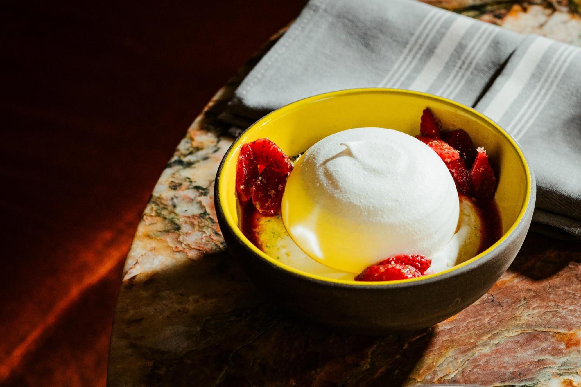 Vignette Collection Yours Truly Dc By Ihg Washington Exteriér fotografie A bowl of frozen yogurt with strawberries