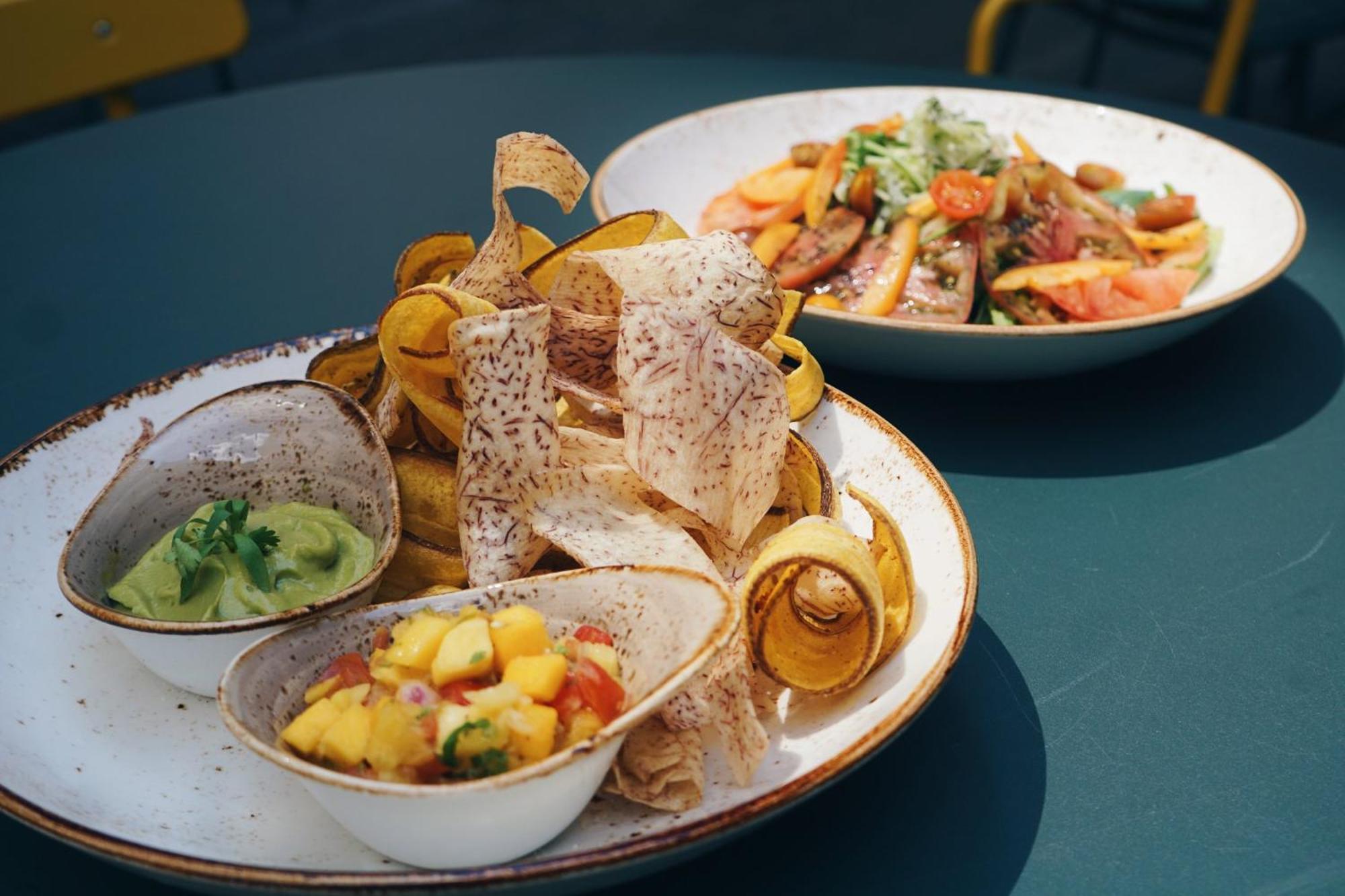 Vignette Collection Yours Truly Dc By Ihg Washington Exteriér fotografie A plate of nachos with guacamole and mango salsa