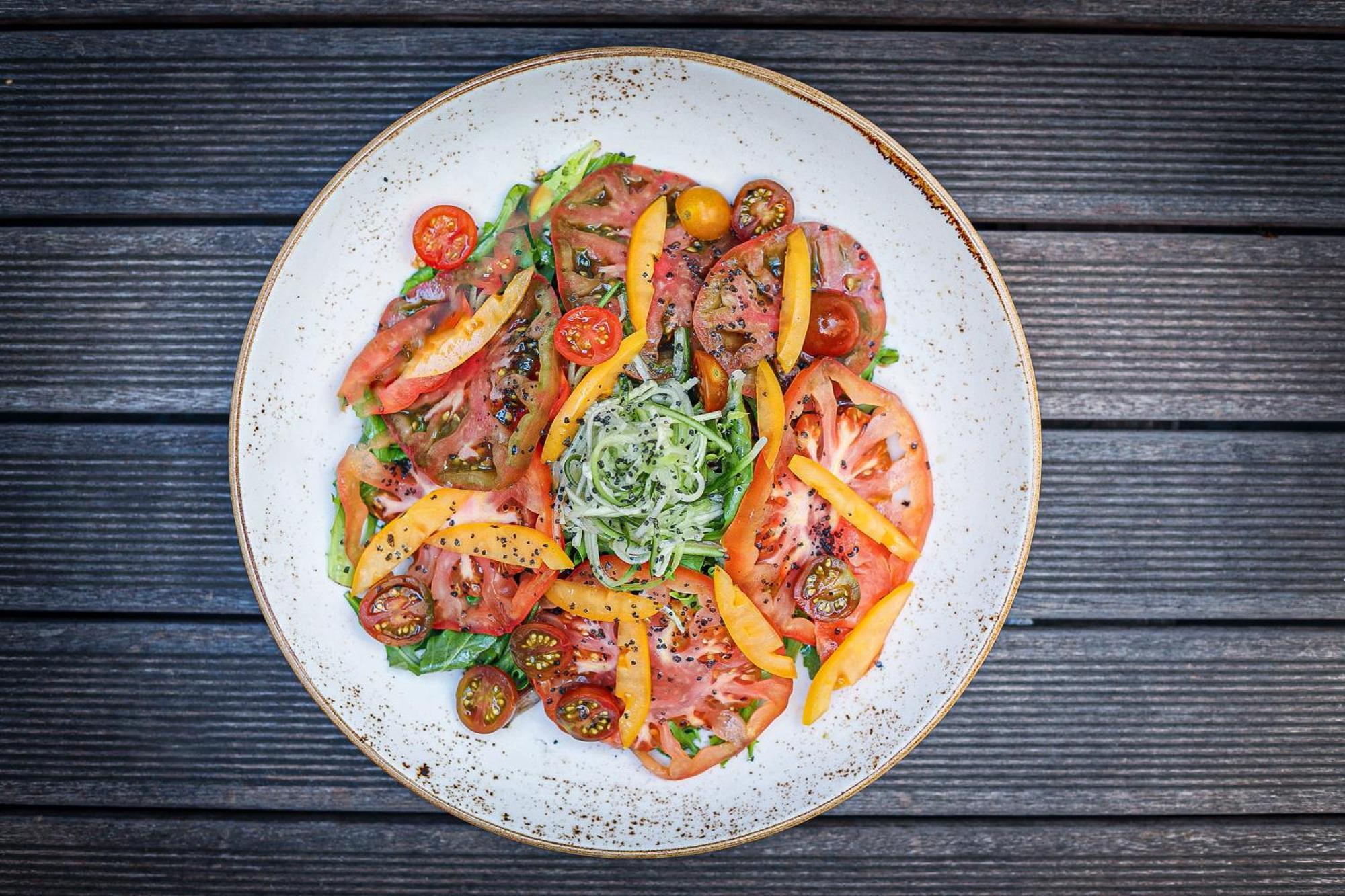 Vignette Collection Yours Truly Dc By Ihg Washington Exteriér fotografie A salad of tomatoes, bell peppers, and sprouts